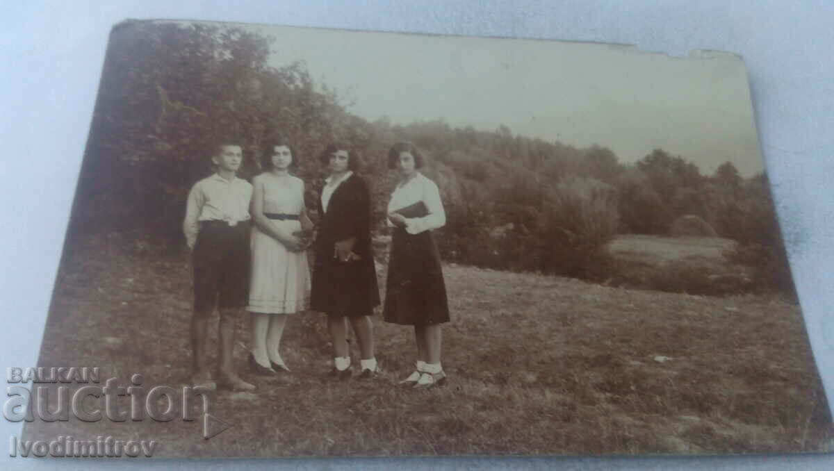 Снимка Момче и три девойки на поляната