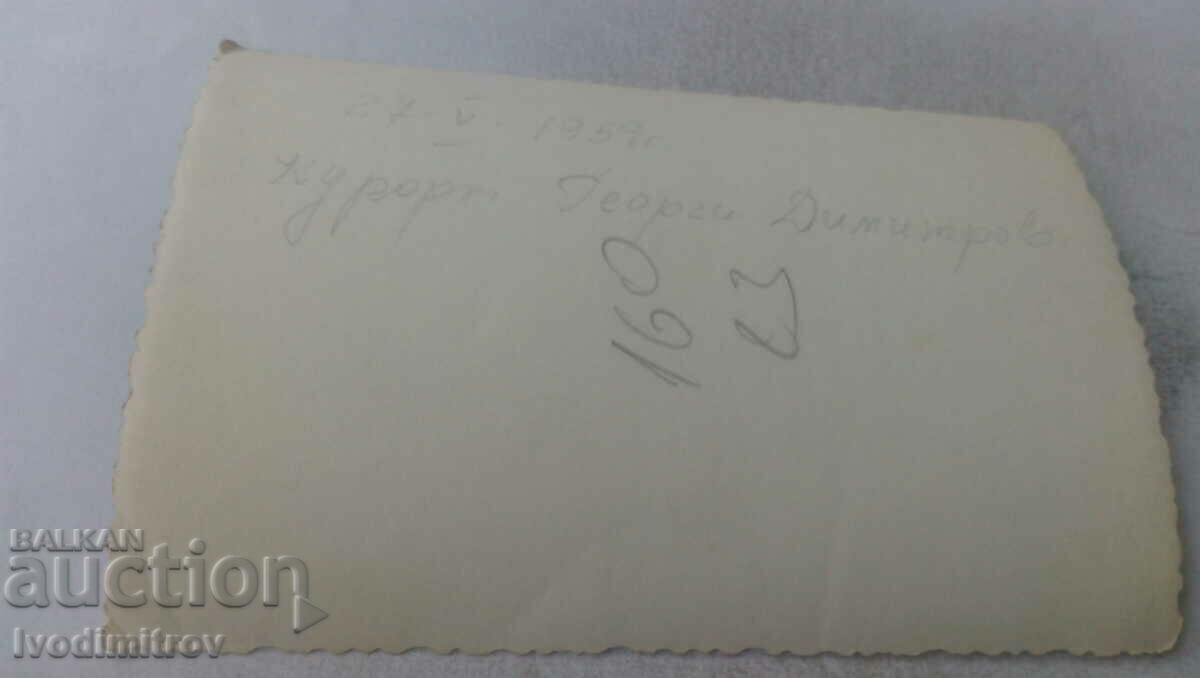 Φωτογραφία Kurort G. Dimitrov Γυναίκες και παιδιά μπροστά στην αρχή. Σταθμός 1959 με τιμή 2.35 BGN | € 1.20 Φωτογραφία Kurort G. Dimitrov Γυναίκες και παιδιά μπροστά στην αρχή. Σταθμός 1959 με τιμή 2.35 BGN | € 1.20