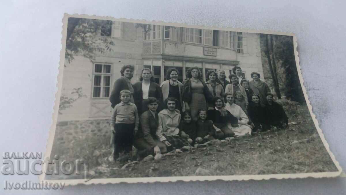 Foto Kurort G. Dimitrov Femei și copii în fața începutului. stația 1959