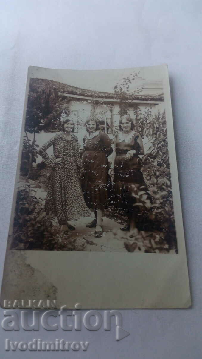 Fotografie Karnobatu Trei fete nebune în grădină 1931