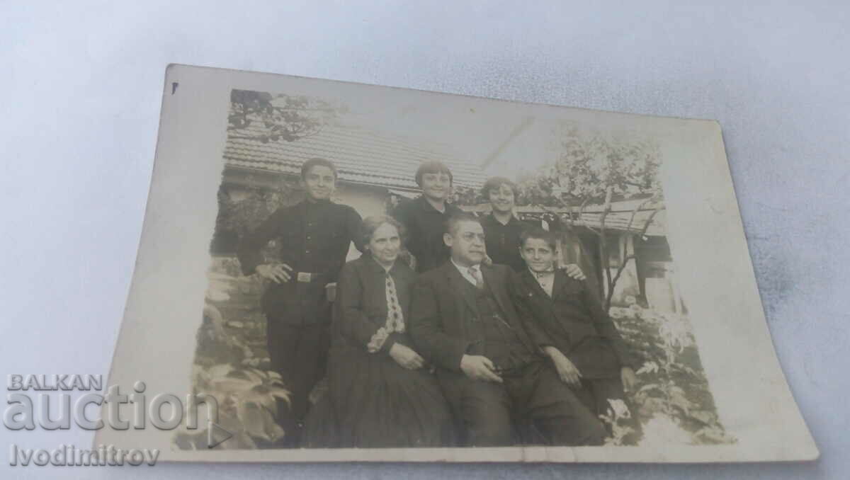 Снимка Мъж жени и две момчета в двора на къщата си 1930