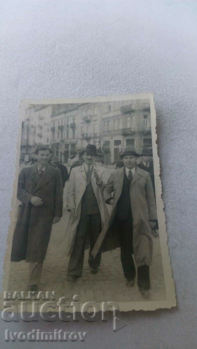 Fotografie Sofia Trei bărbați la plimbare 1939