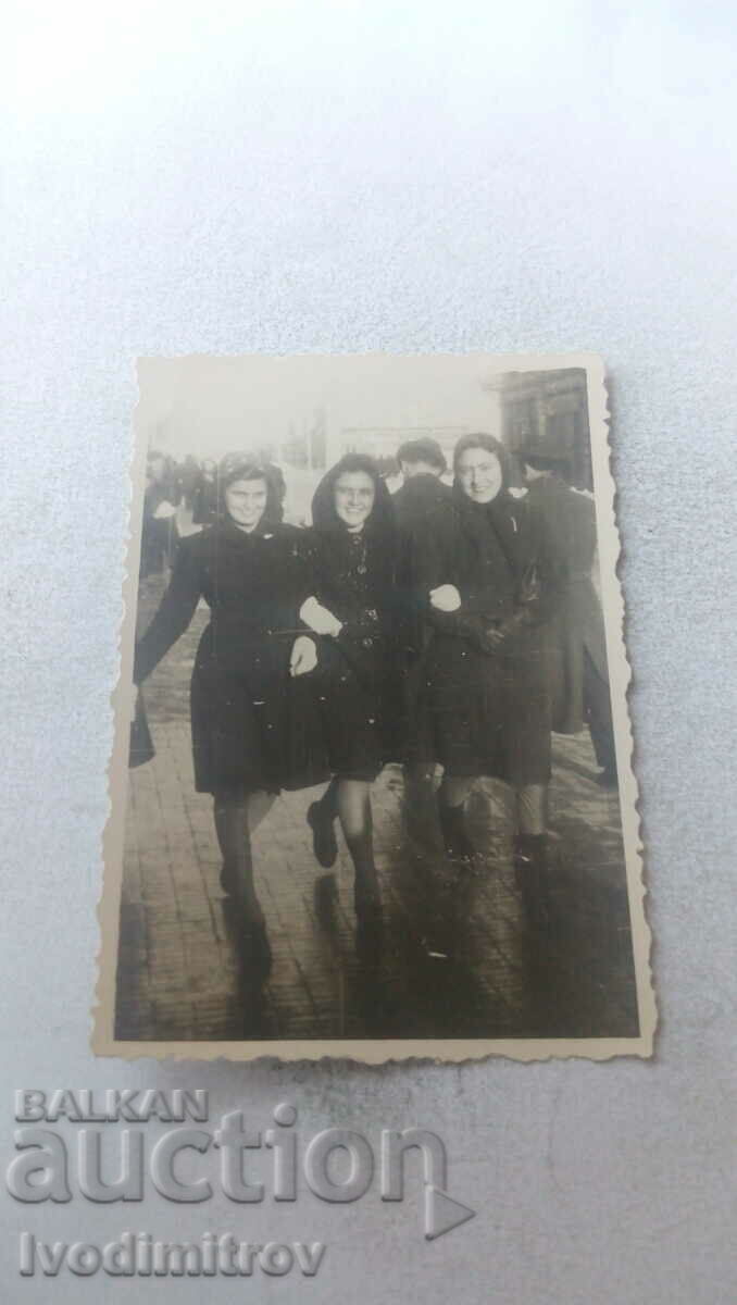 Снимка София Три млади момичета на разходка