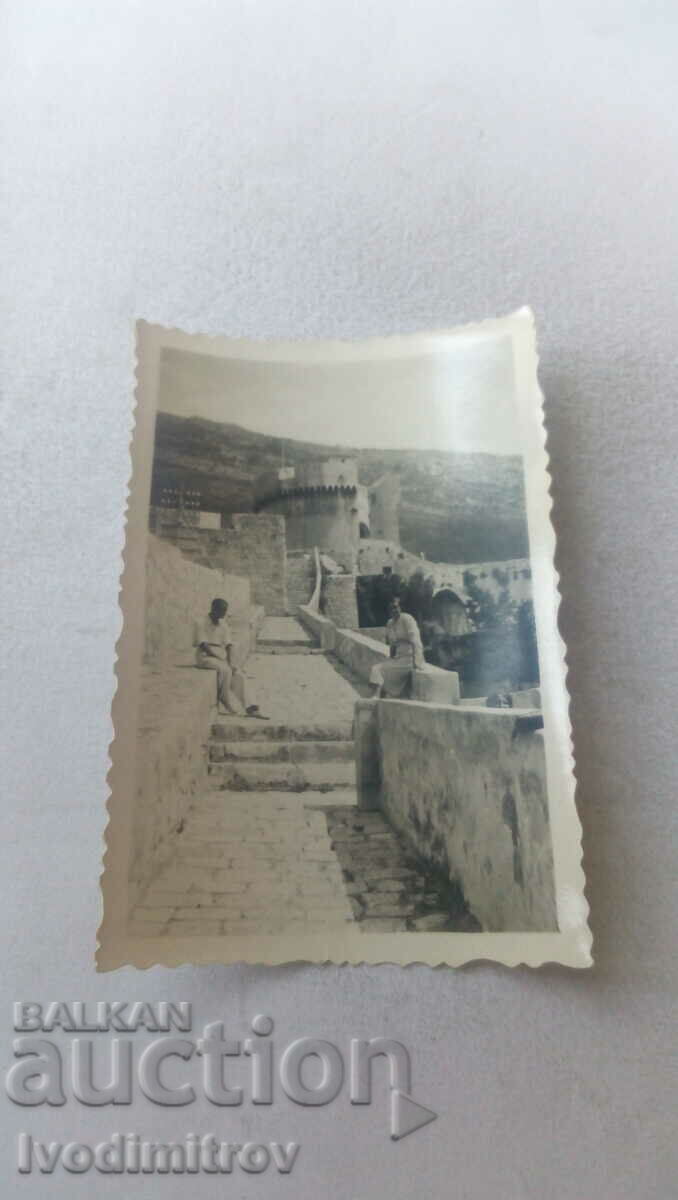 Снимка Дубровникъ Мъж и жена на стена на крепостта 1937