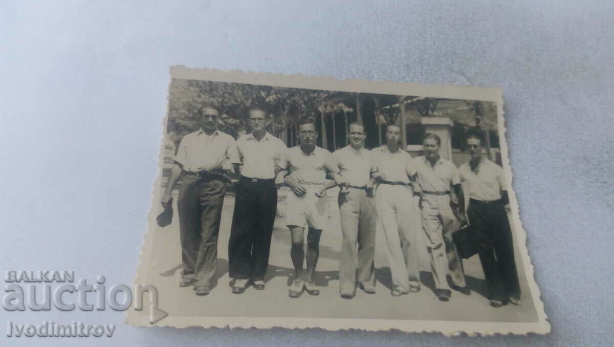 Fotografie Varna Șapte bărbați ținându-se de mână pe stradă 1936