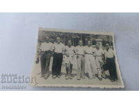 Снимка Варна Седем мъже хванати за ръце на улицата 1936