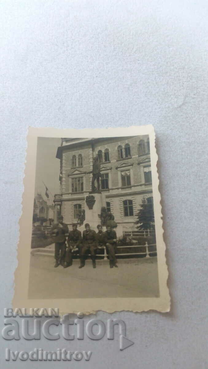 Φωτογραφία Πέντε αξιωματικοί μπροστά από ένα μνημείο