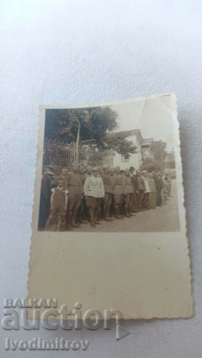 Снимка Строени офицери войници и цивилни лица на улицата