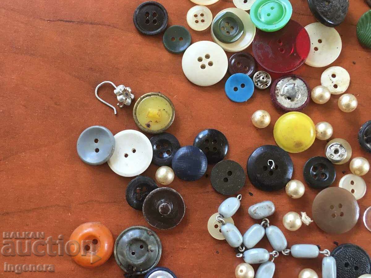 Auction LOT BUTTONS BUTTONS AND MORE Auction LOT BUTTONS BUTTONS AND MORE
