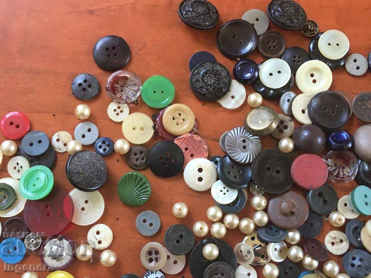LOT BUTTONS BUTTONS AND MORE - 6 LOT BUTTONS BUTTONS AND MORE - 6