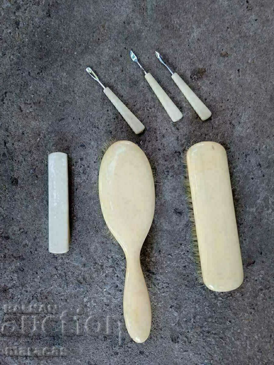 Brushes and items for cleaning clothes with price 16.00 BGN | € 8.18 Brushes and items for cleaning clothes with price 16.00 BGN | € 8.18