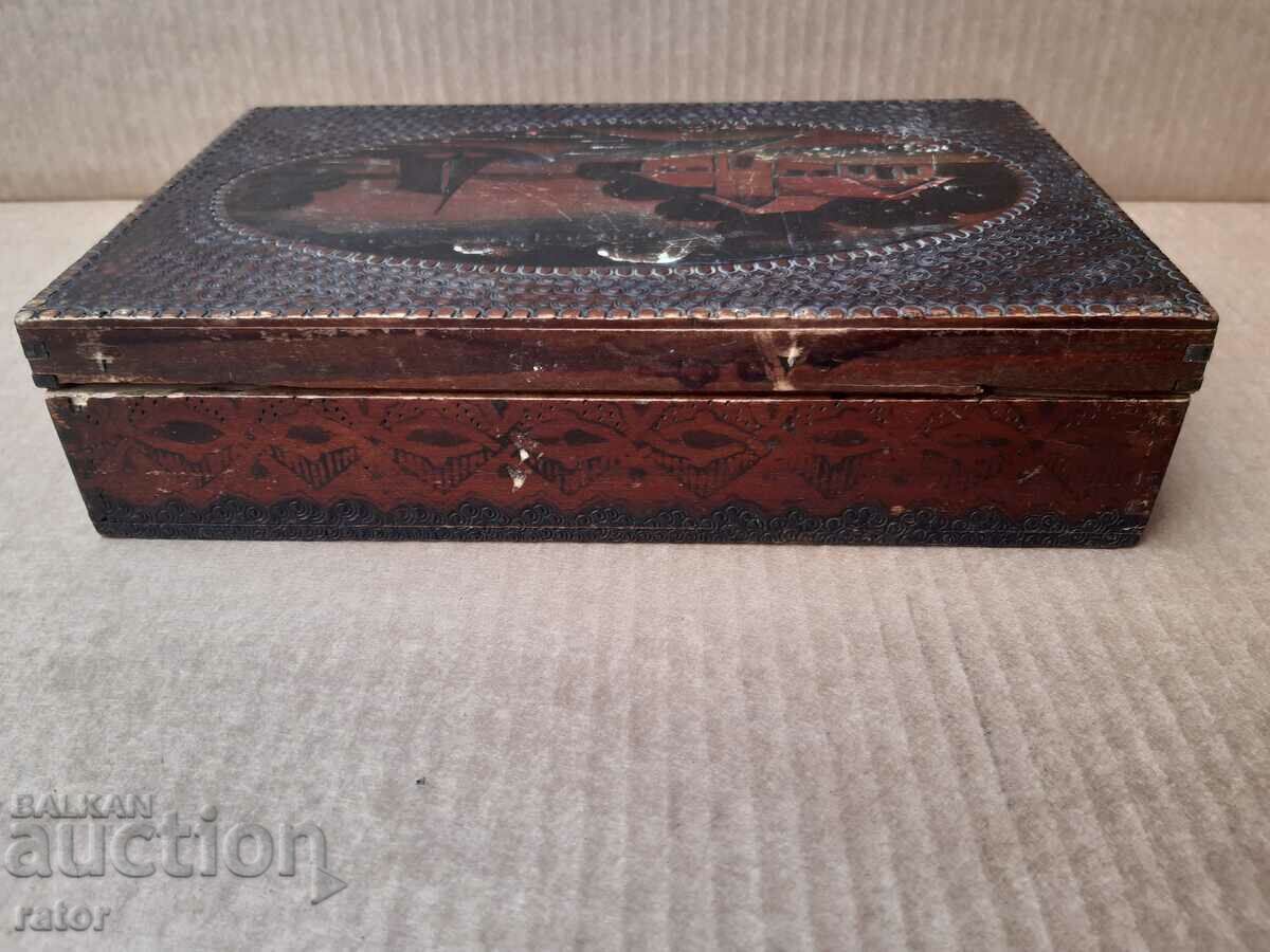 Доставка на Стара дървена рисувана и пирографирана кутия