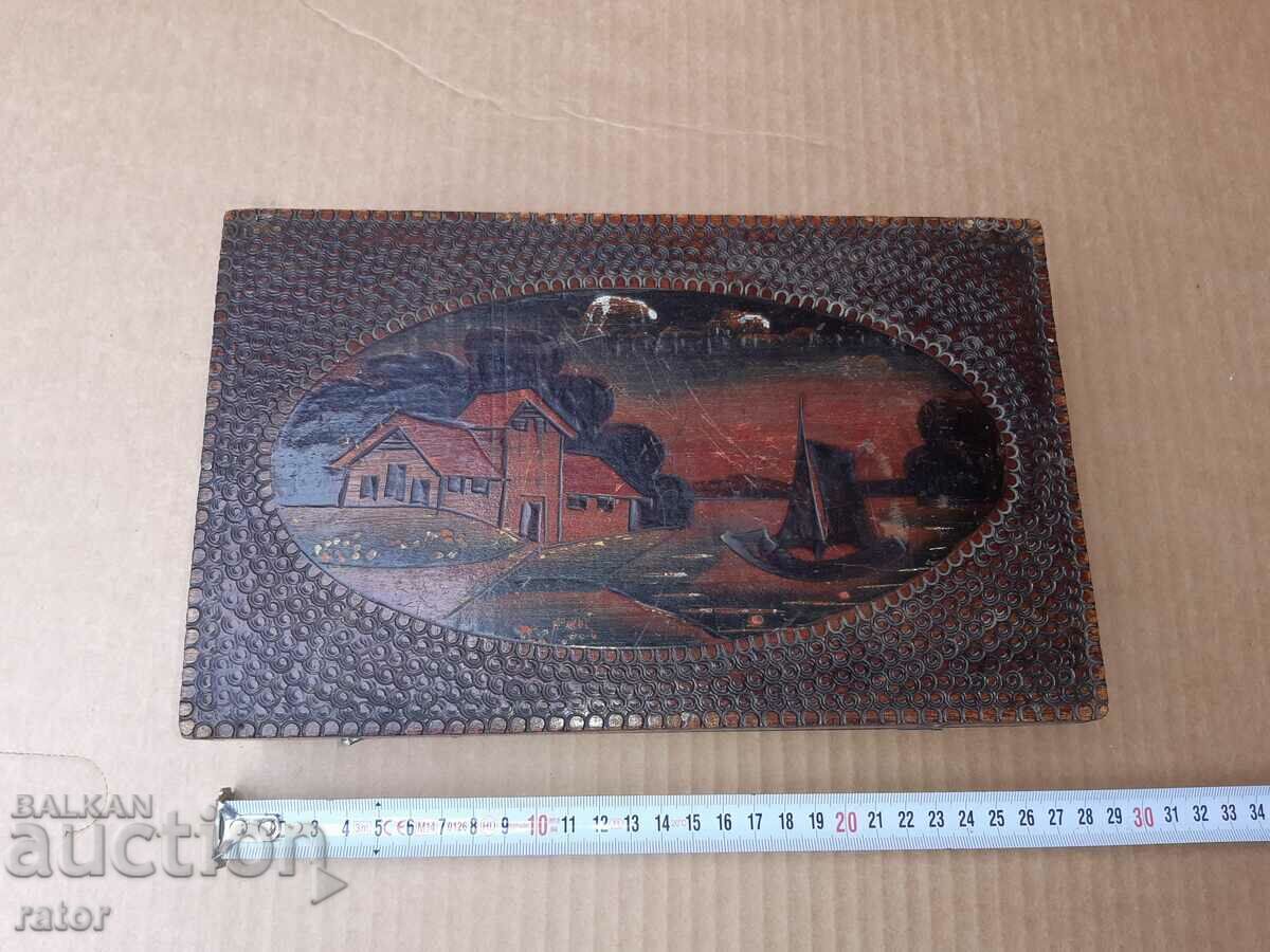 Стара дървена рисувана и пирографирана кутия