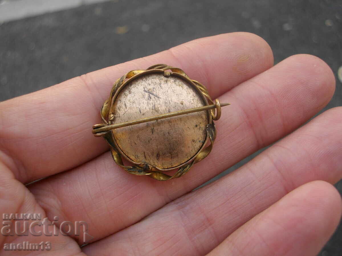 Auction  AN OLD GILT BROOCH