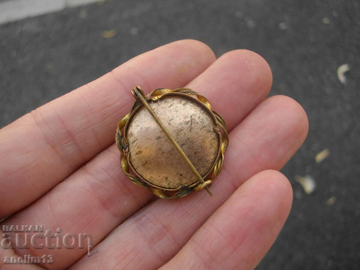 Delivery of AN OLD GILT BROOCH