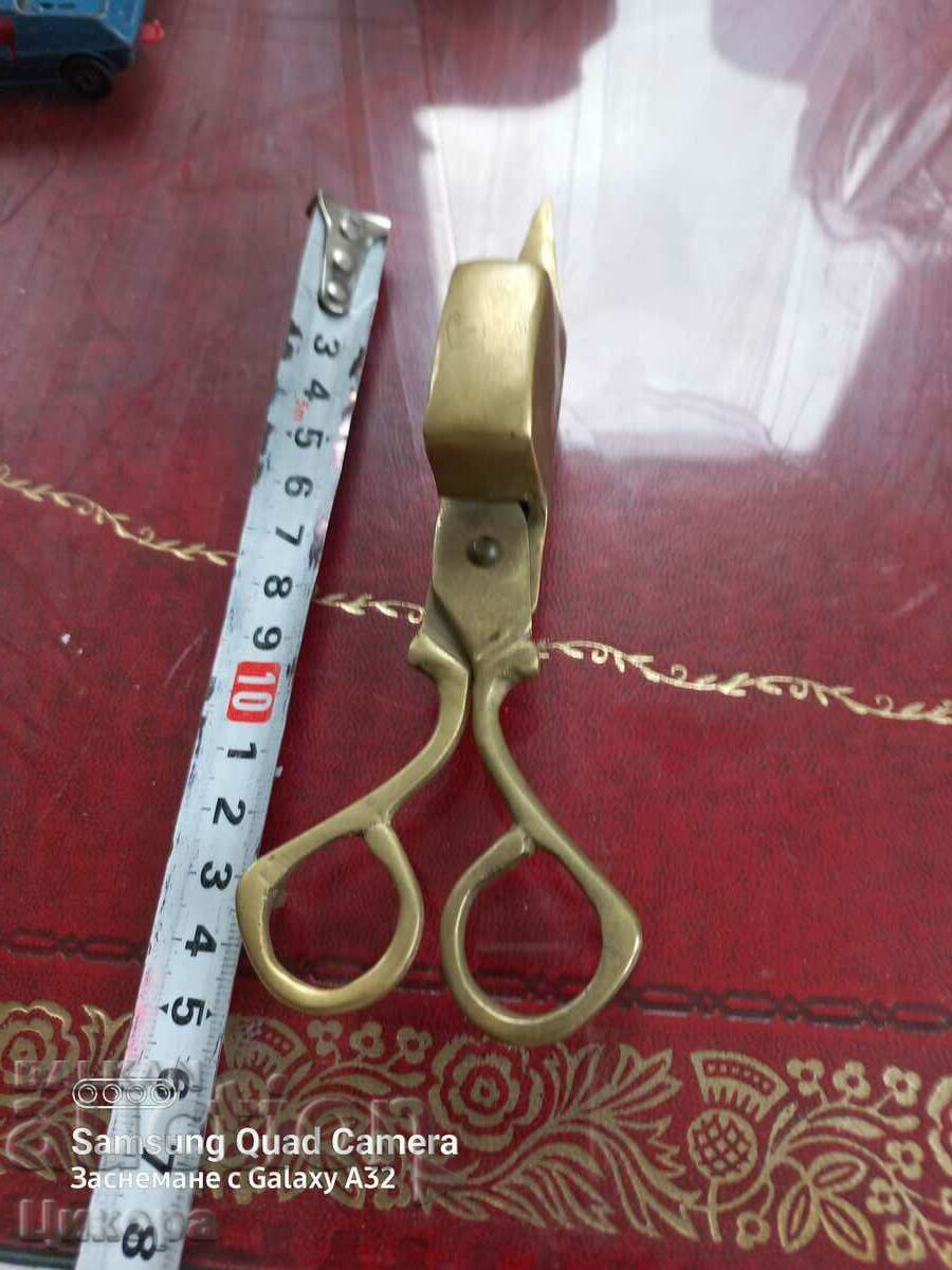 БРОНЗОВА НОЖИЦА ЗА ГАСЕНЕ НА СВЕЩИ с цена 40.00 лв. | € 20.45 БРОНЗОВА НОЖИЦА ЗА ГАСЕНЕ НА СВЕЩИ с цена 40.00 лв. | € 20.45