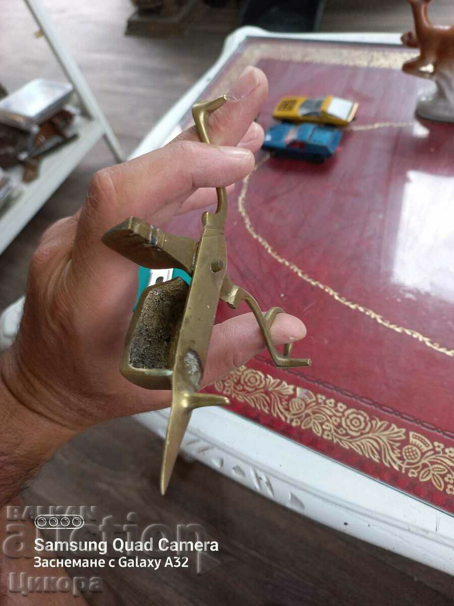 Доставка на БРОНЗОВА НОЖИЦА ЗА ГАСЕНЕ НА СВЕЩИ Доставка на БРОНЗОВА НОЖИЦА ЗА ГАСЕНЕ НА СВЕЩИ