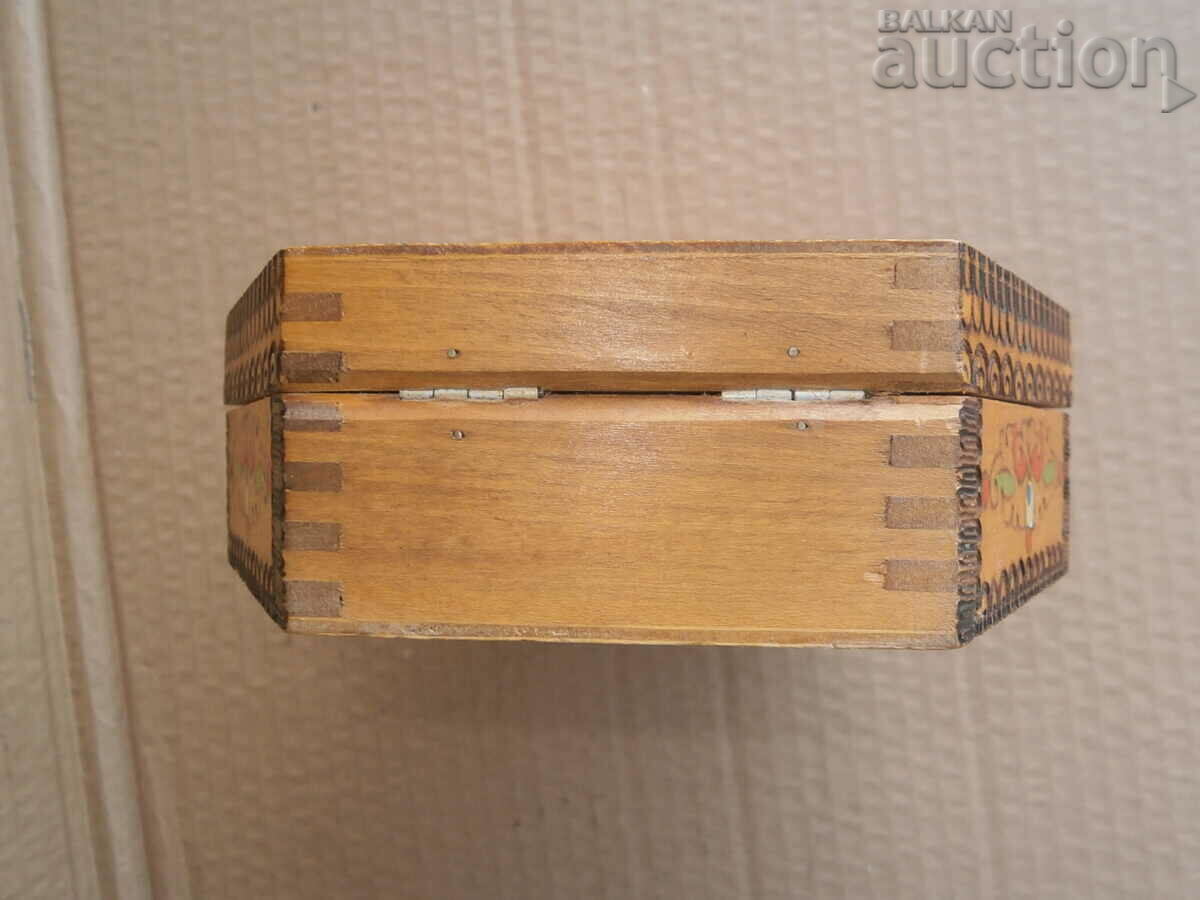 Auction perographed box retro vintage Auction perographed box retro vintage