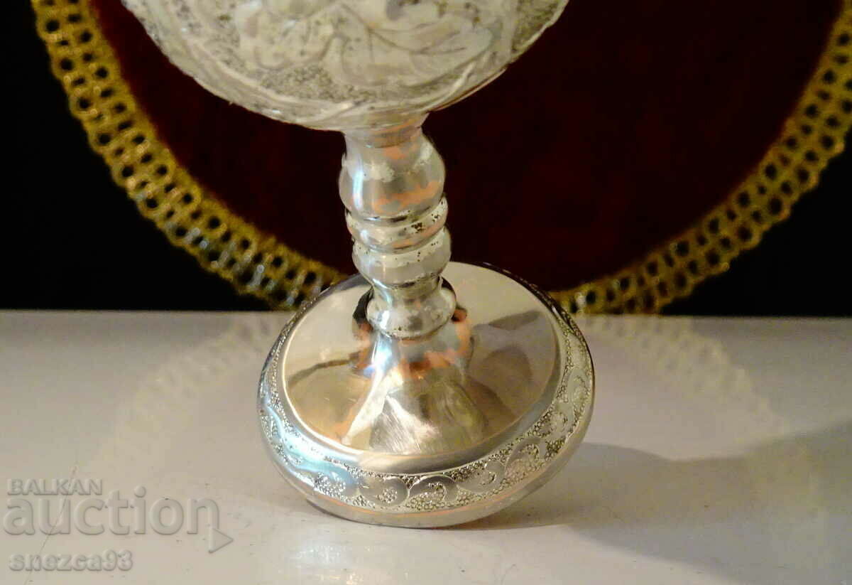 Silver-plated cup with gilding, embossed vines. - 5 Silver-plated cup with gilding, embossed vines. - 5