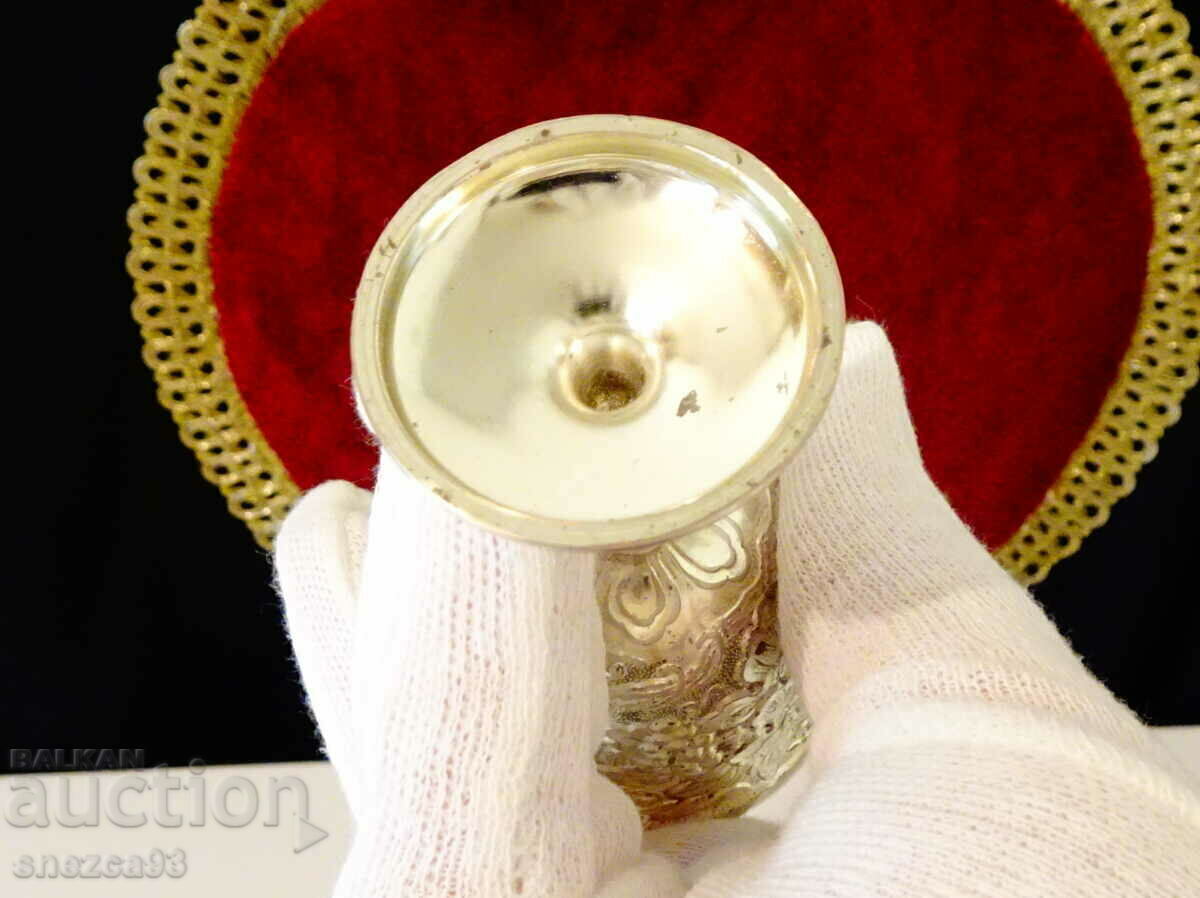 Silver-plated cup with gilding, embossed vines. - 6 Silver-plated cup with gilding, embossed vines. - 6