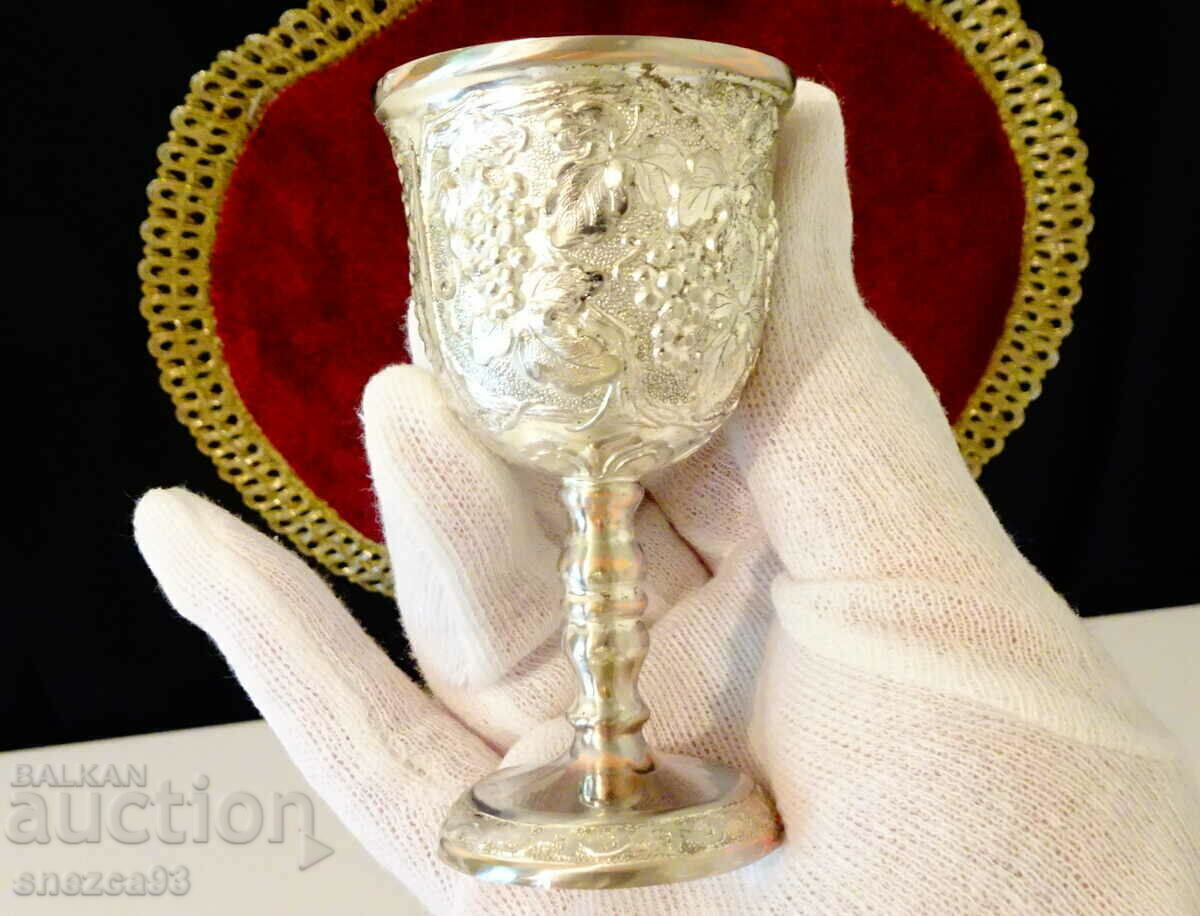 Silver-plated cup with gilding, embossed vines. - 7 Silver-plated cup with gilding, embossed vines. - 7