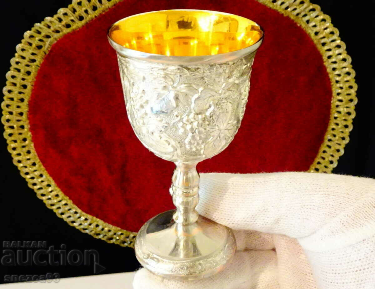 Cupă placată cu argint cu aurire, viță de vie în relief.
