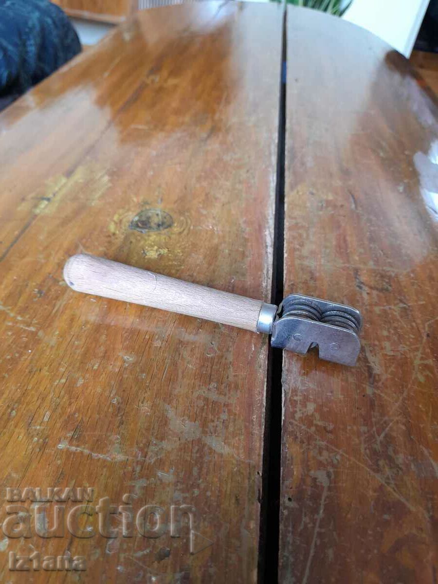 Old knife sharpener, knives with price 22.00 BGN | € 11.25 Old knife sharpener, knives with price 22.00 BGN | € 11.25