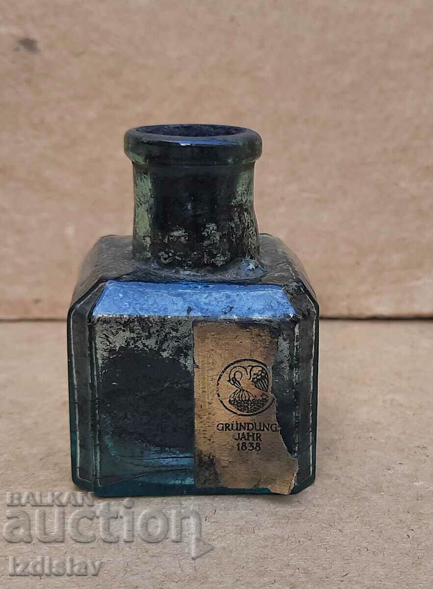 Sticla veche de cerneală din sticlă.