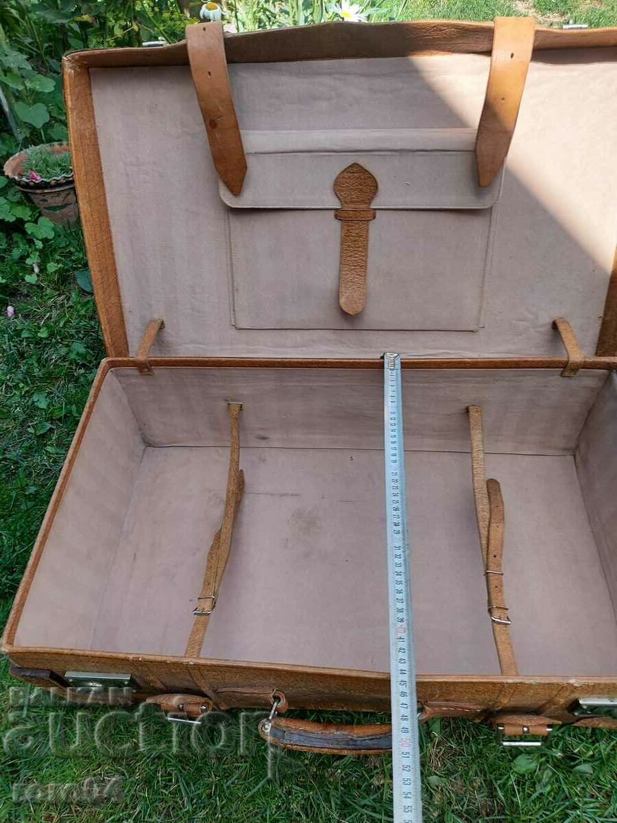 Auction SUITCASE - LEATHER - UNIQUE Auction SUITCASE - LEATHER - UNIQUE
