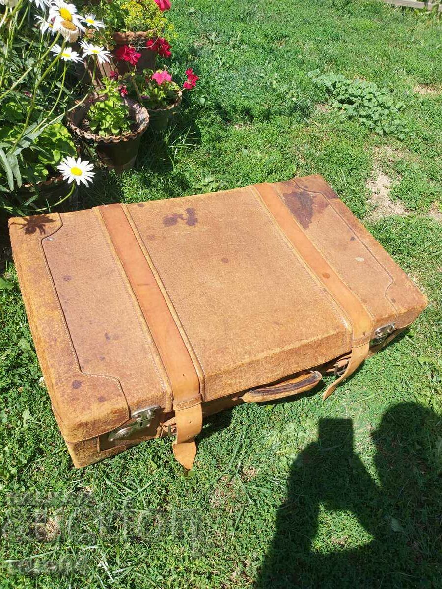 Delivery of SUITCASE - LEATHER - UNIQUE Delivery of SUITCASE - LEATHER - UNIQUE