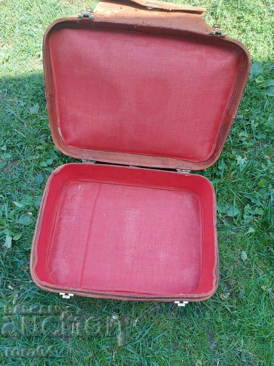 Delivery of BAG - SUITCASE - LEATHER - UNIQUE Delivery of BAG - SUITCASE - LEATHER - UNIQUE