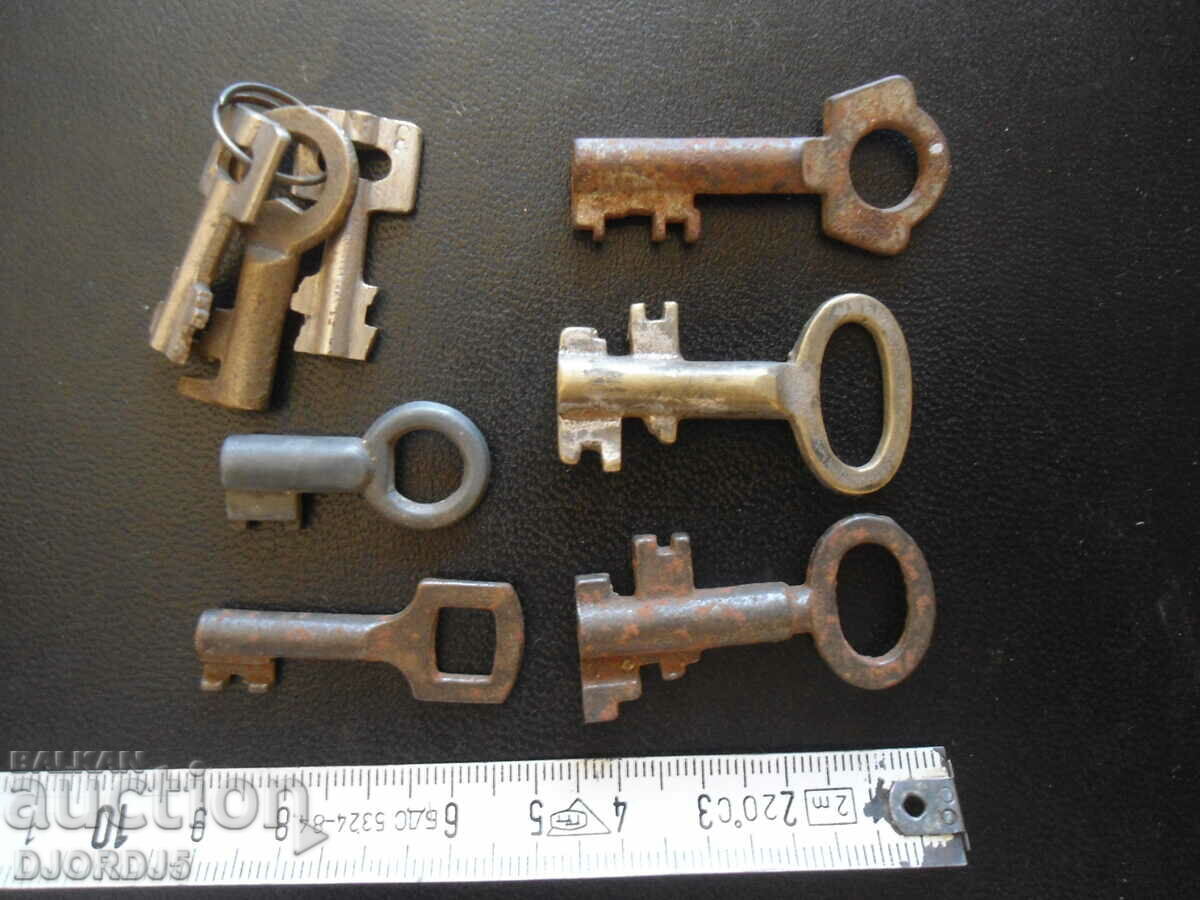 Auction  Lot of old keys, 8 pieces