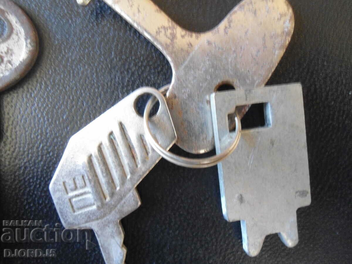Auction Lot of old keys, 6 pieces Auction Lot of old keys, 6 pieces