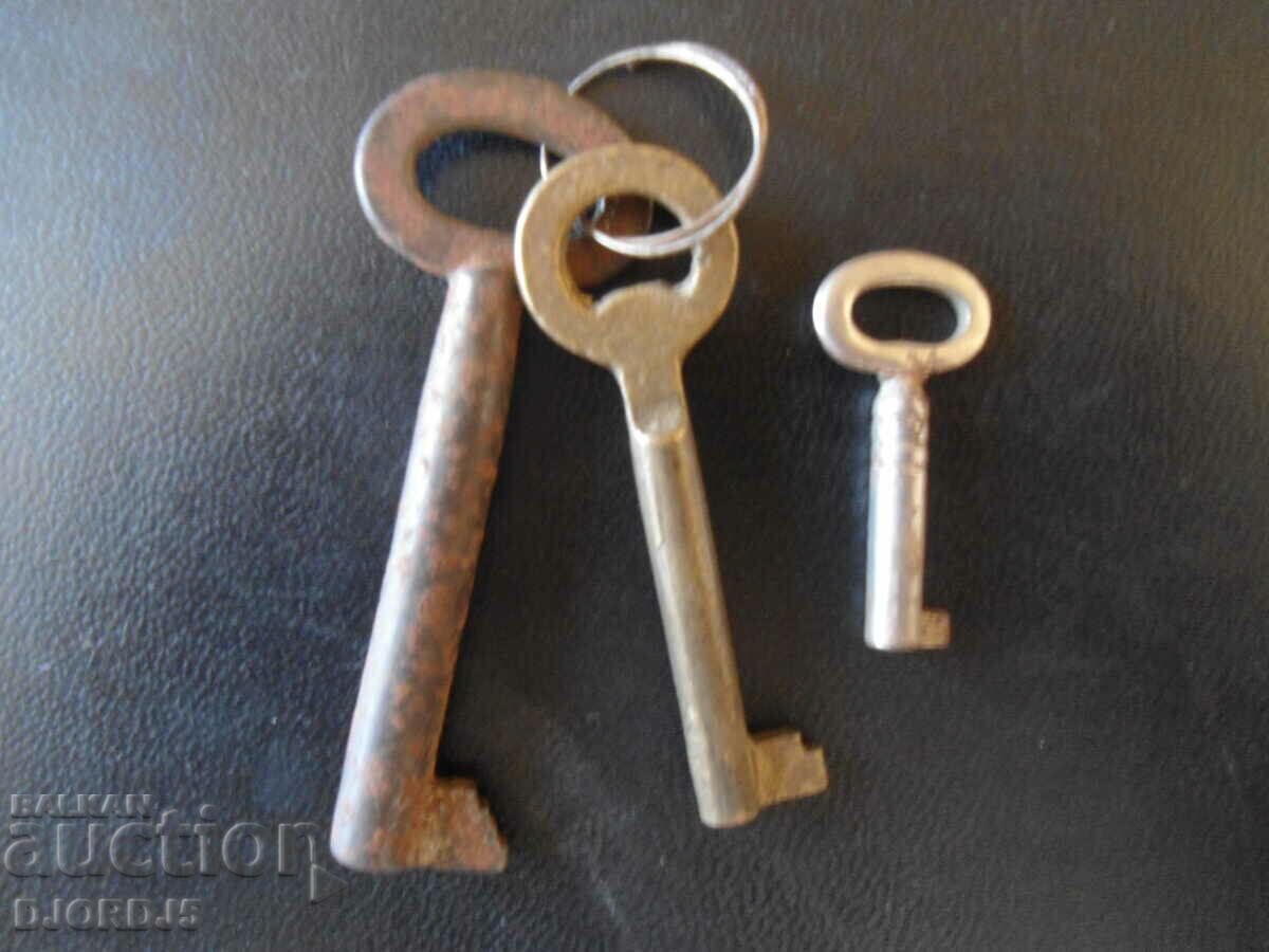Lot of old keys, 3 pieces