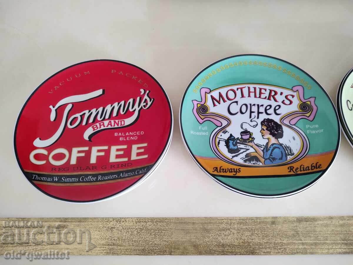 Δύο πορσελάνινες πιάτα με σχέδια, τιρκουάζ χρώμα