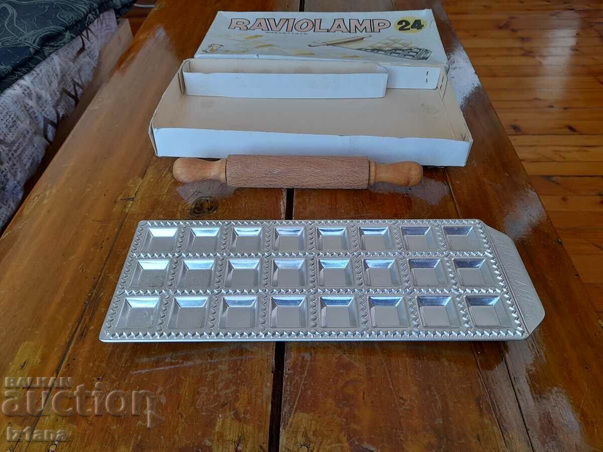 Παράδοση Παλιό καλούπι για ραβιόλια Παράδοση Παλιό καλούπι για ραβιόλια