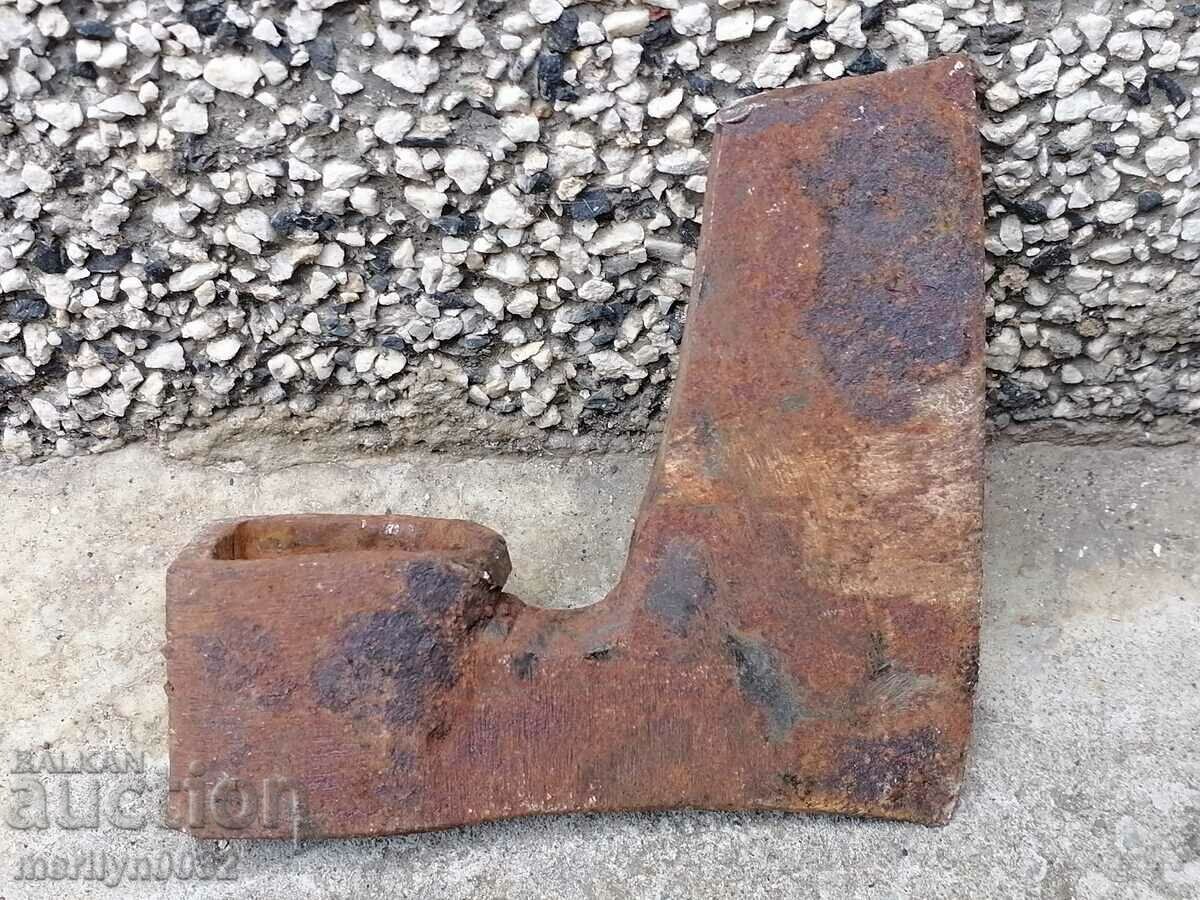 Delivery of An old ax shaft tool wrought iron Delivery of An old ax shaft tool wrought iron