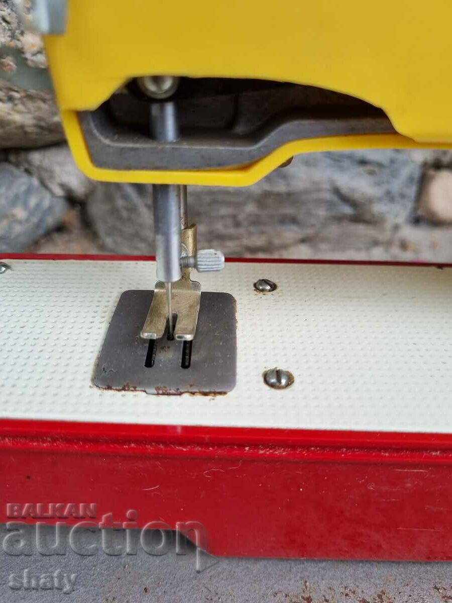 Delivery of Old child sewing machine Delivery of Old child sewing machine