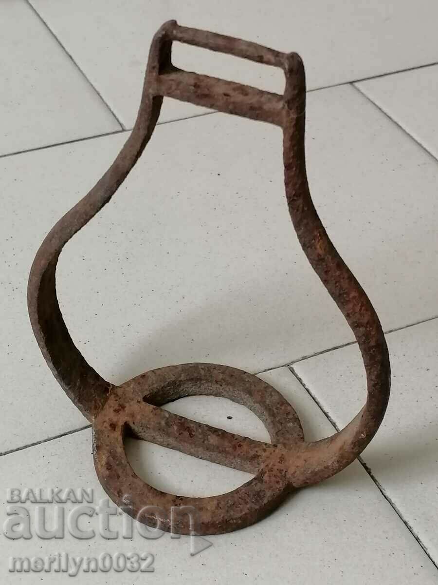 Stirrup for a cavalry horse