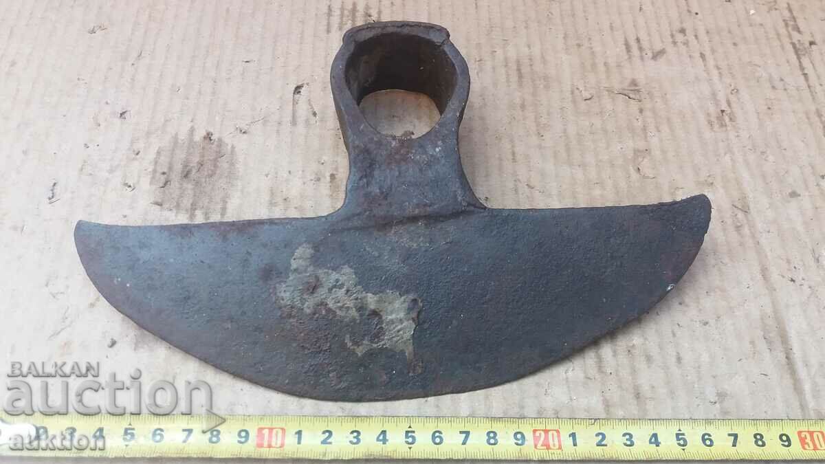 Auction RENAISSANCE WROUGHT HOE, DIGGING TOOL Auction RENAISSANCE WROUGHT HOE, DIGGING TOOL