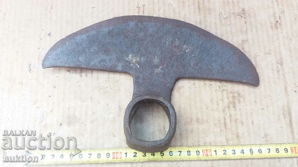 RENAISSANCE WROUGHT HOE, DIGGING TOOL - 6 RENAISSANCE WROUGHT HOE, DIGGING TOOL - 6