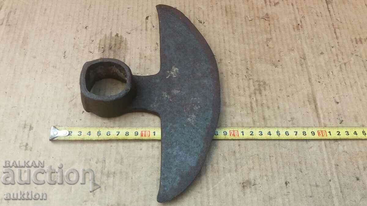 RENAISSANCE WROUGHT HOE, DIGGING TOOL - 7 RENAISSANCE WROUGHT HOE, DIGGING TOOL - 7
