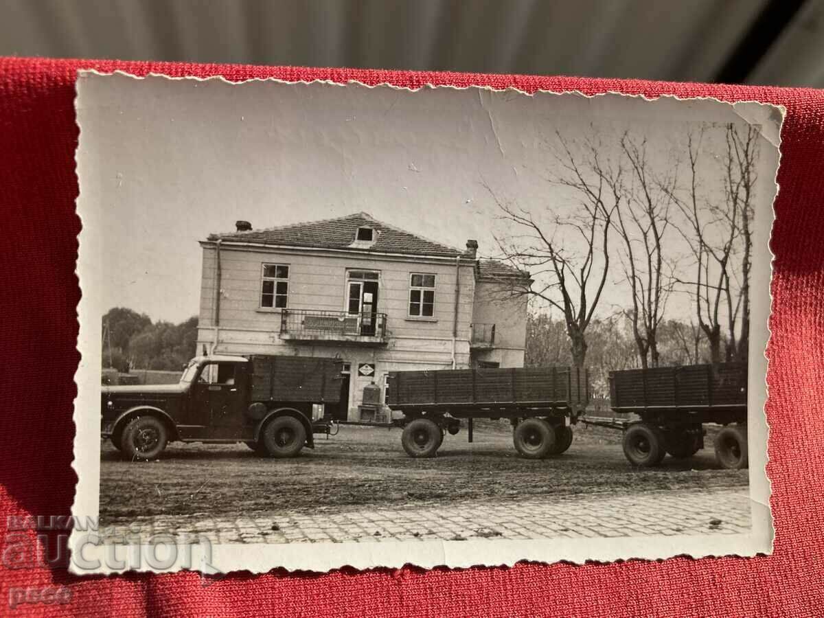 Delivery of "Co-op transport" Iskra near Vrajdebna 1938. Automobile train Delivery of "Co-op transport" Iskra near Vrajdebna 1938. Automobile train