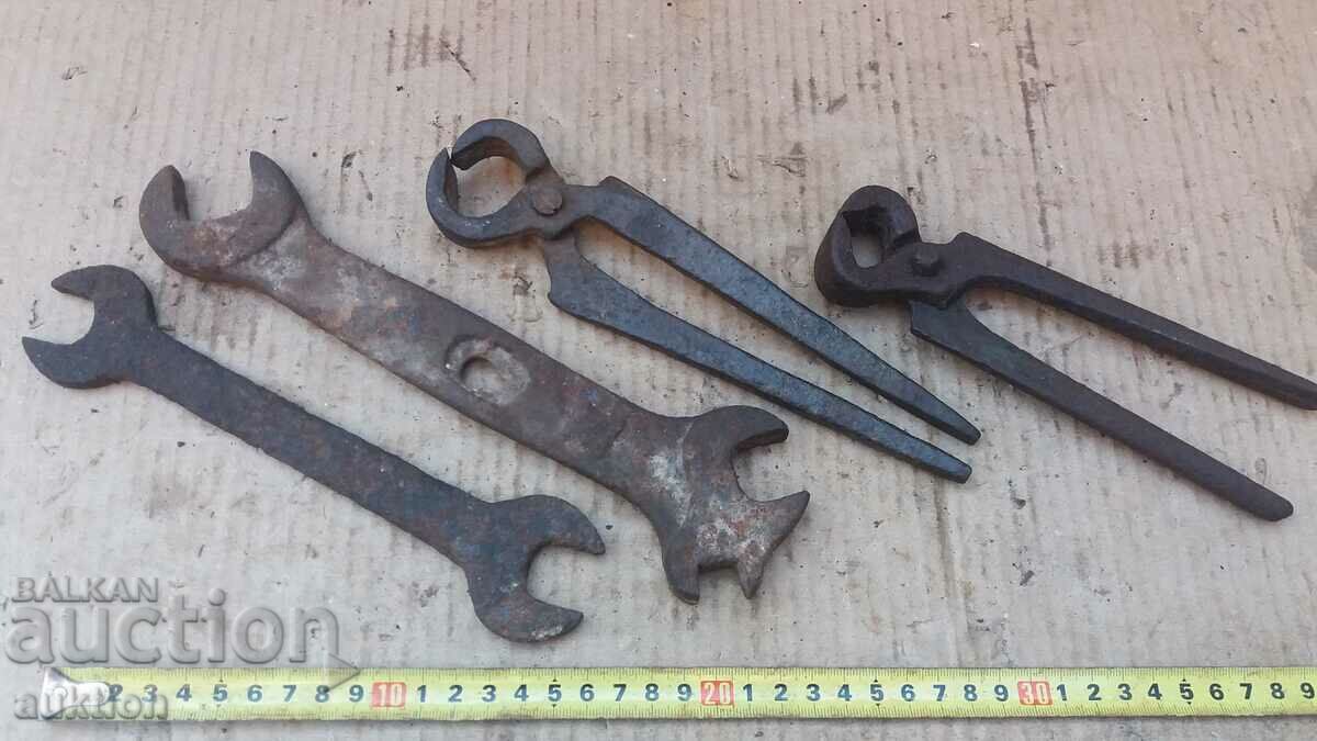 SET OF MISCELLANEOUS MILITARY WRENCHES, PLIERS, TILE