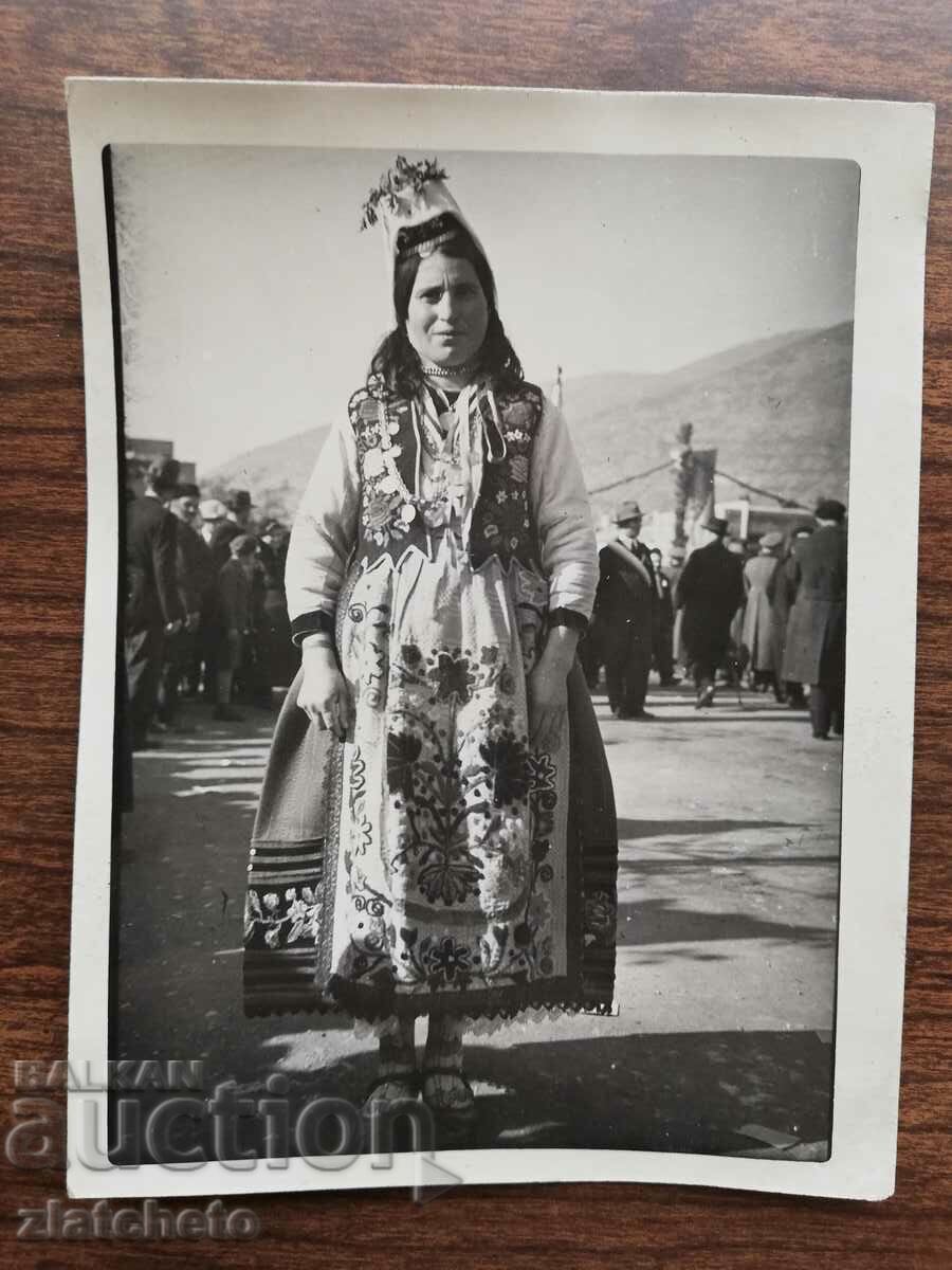 Fotografie veche - Femeie în costum popular