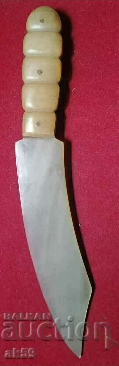 Стар голям нож за писма изработен от полиран рог.