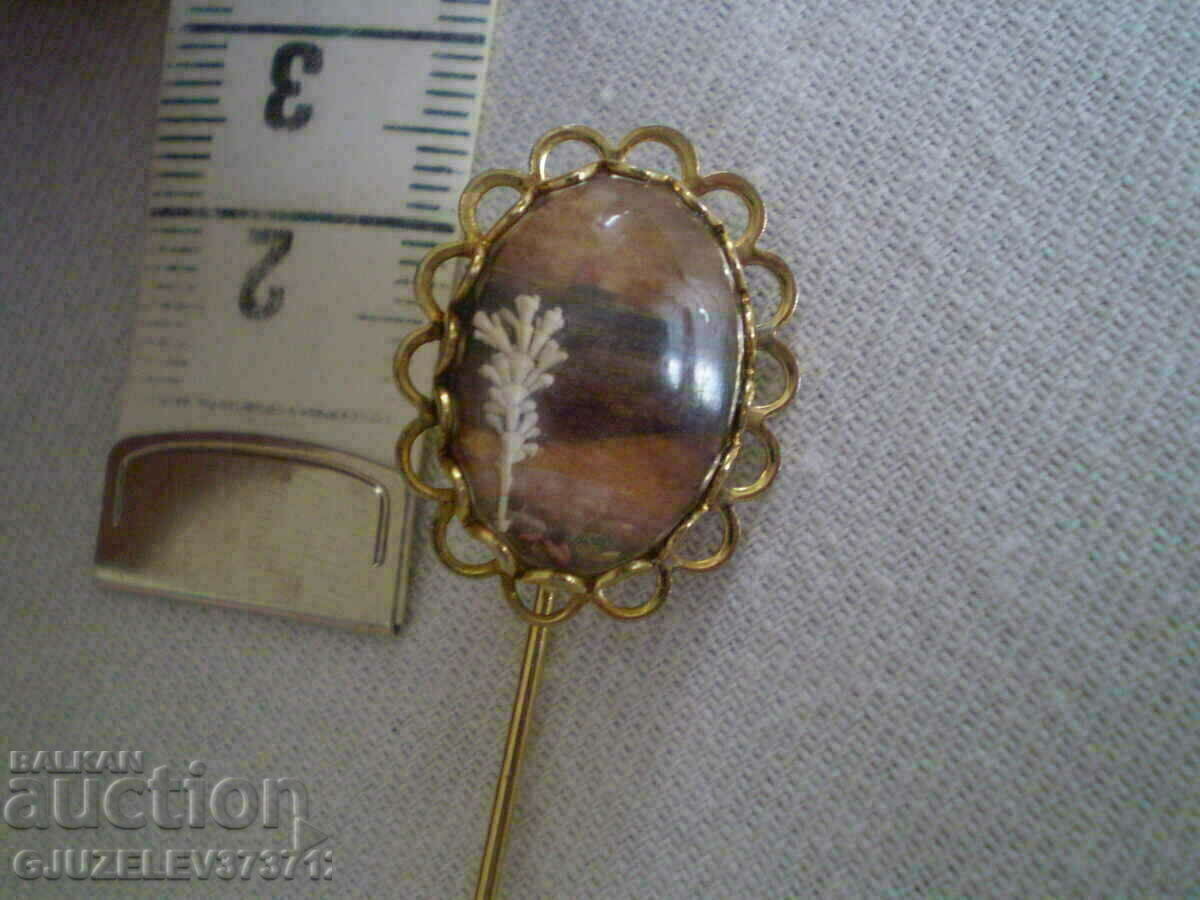 Delivery of pin brooch with miniature Delivery of pin brooch with miniature
