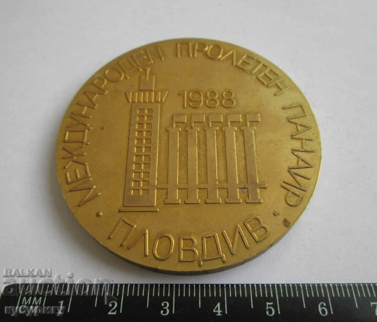 Σήμα τιμής μετάλλου με πλακέτα Ανοιξιάτικη Έκθεση Πλόβντιβ 1988 με τιμή 15.00 BGN | € 7.67 Σήμα τιμής μετάλλου με πλακέτα Ανοιξιάτικη Έκθεση Πλόβντιβ 1988 με τιμή 15.00 BGN | € 7.67