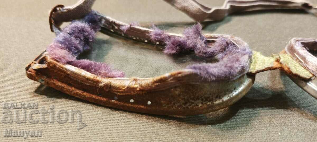 Licitație Vechi militari, motociclete, ochelari de pilot.