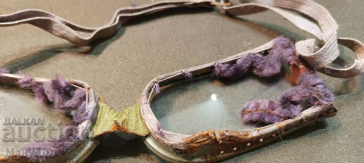 Livrarea Vechi militari, motociclete, ochelari de pilot.